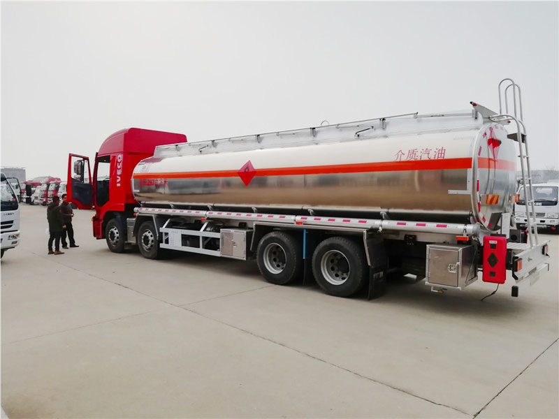 上汽紅巖29.7方前四后八鋁合金運油車，20噸運油車