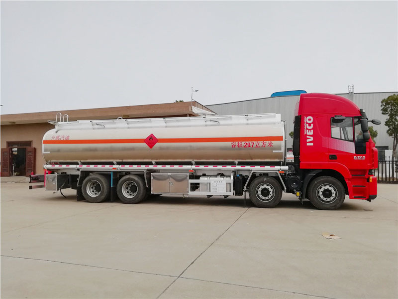 上汽紅巖29.7方前四后八鋁合金運油車，20噸運油車